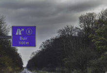 Autobahnschild "Buir" auf ehemaliger A4 im Hambacher Forst.
