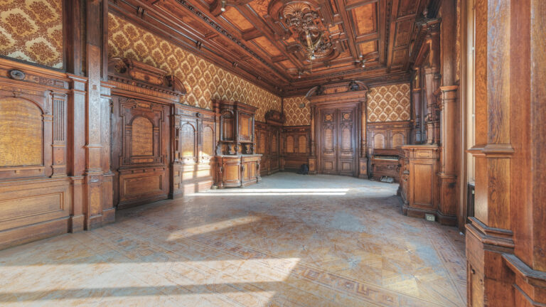 Villa Woodstock vertäfelter Salon