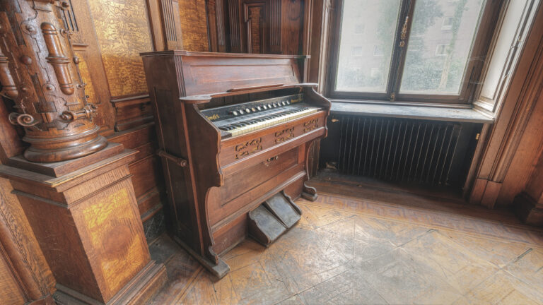 Villa Woodstock Harmonium