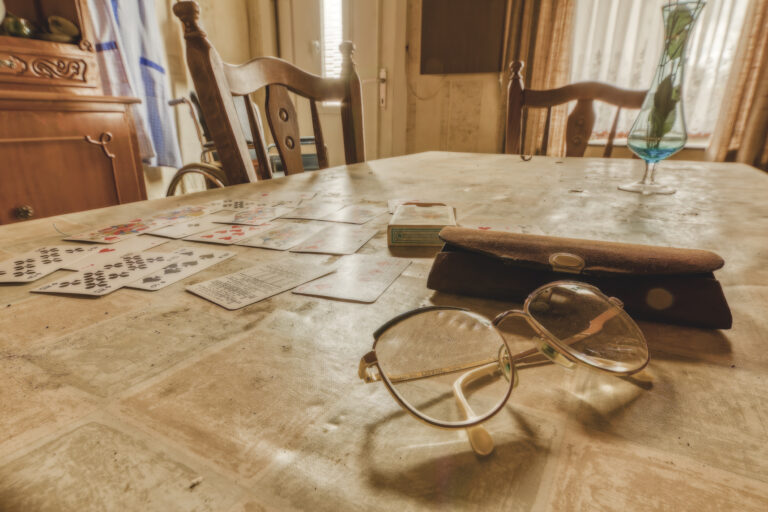 Spielkarten und Lesebrille
