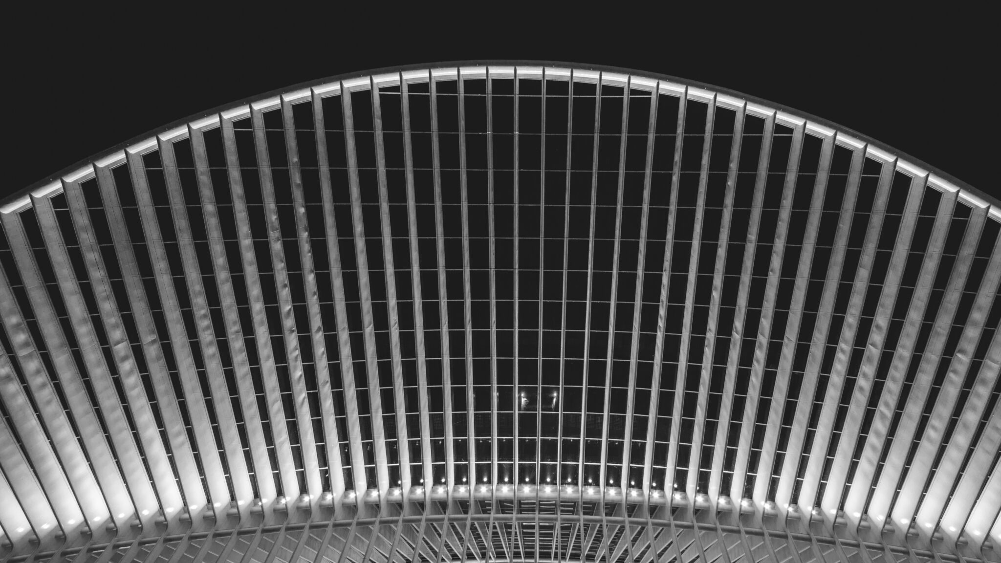 Bahnhofsdach in der Nacht