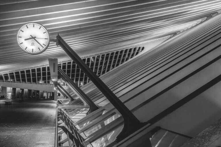 Bahnhofsuhr Lüttich bei Nacht