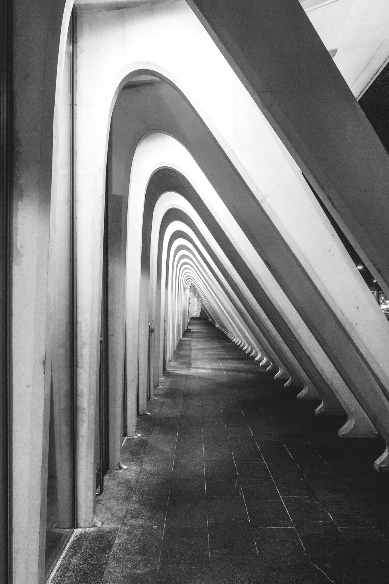 Betonbögen im Bahnhof