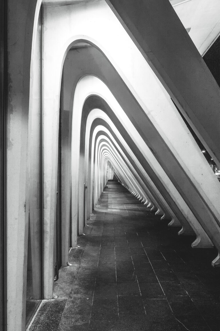 Betonbögen im Bahnhof