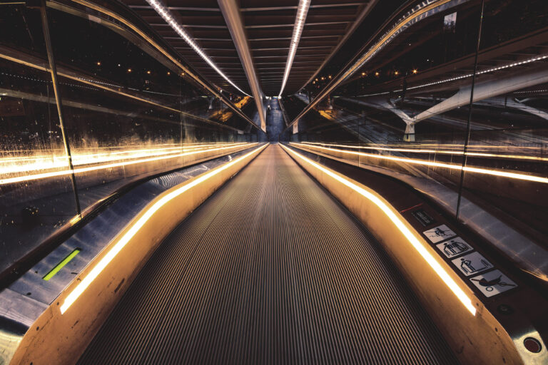 Lichtlinien im Bahnhof