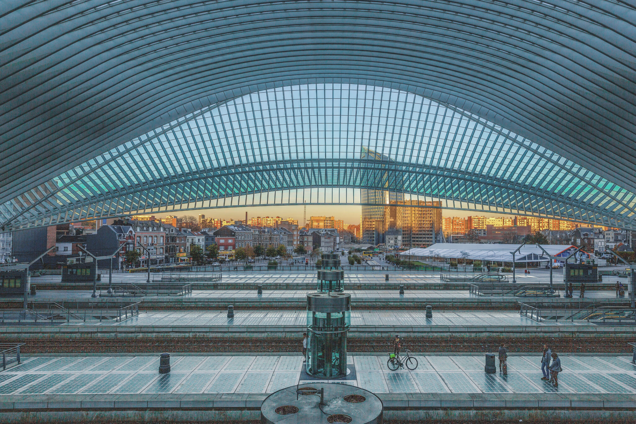 Lüttich Bahnhof im Abendlicht