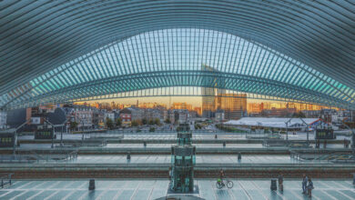 Moderner Bahnhof Lüttich-Guillemins, Blick auf die Stadt.
