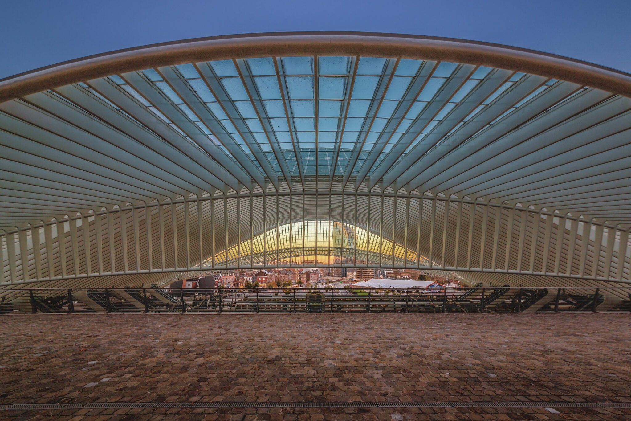 Lüttich Bahnhofsarchitektur im Abendlicht