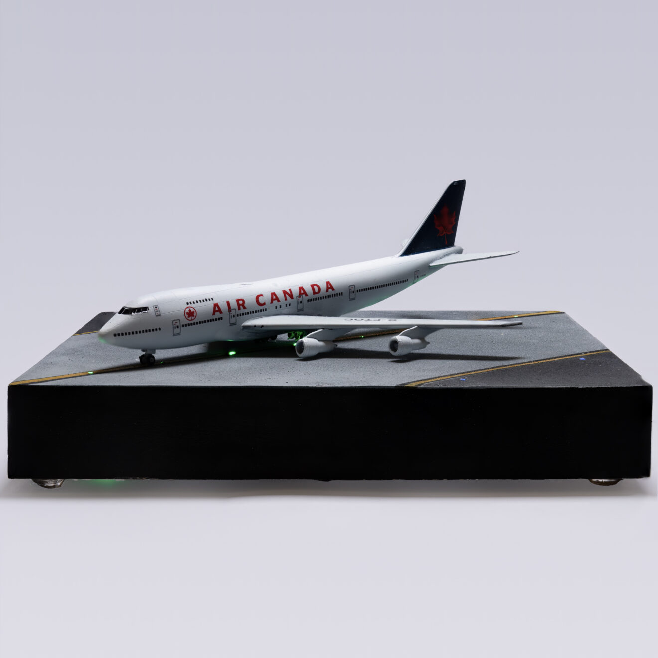 Modell der Boeing 747-200 von Air Canada in Seitenansicht auf beleuchtetem Diorama