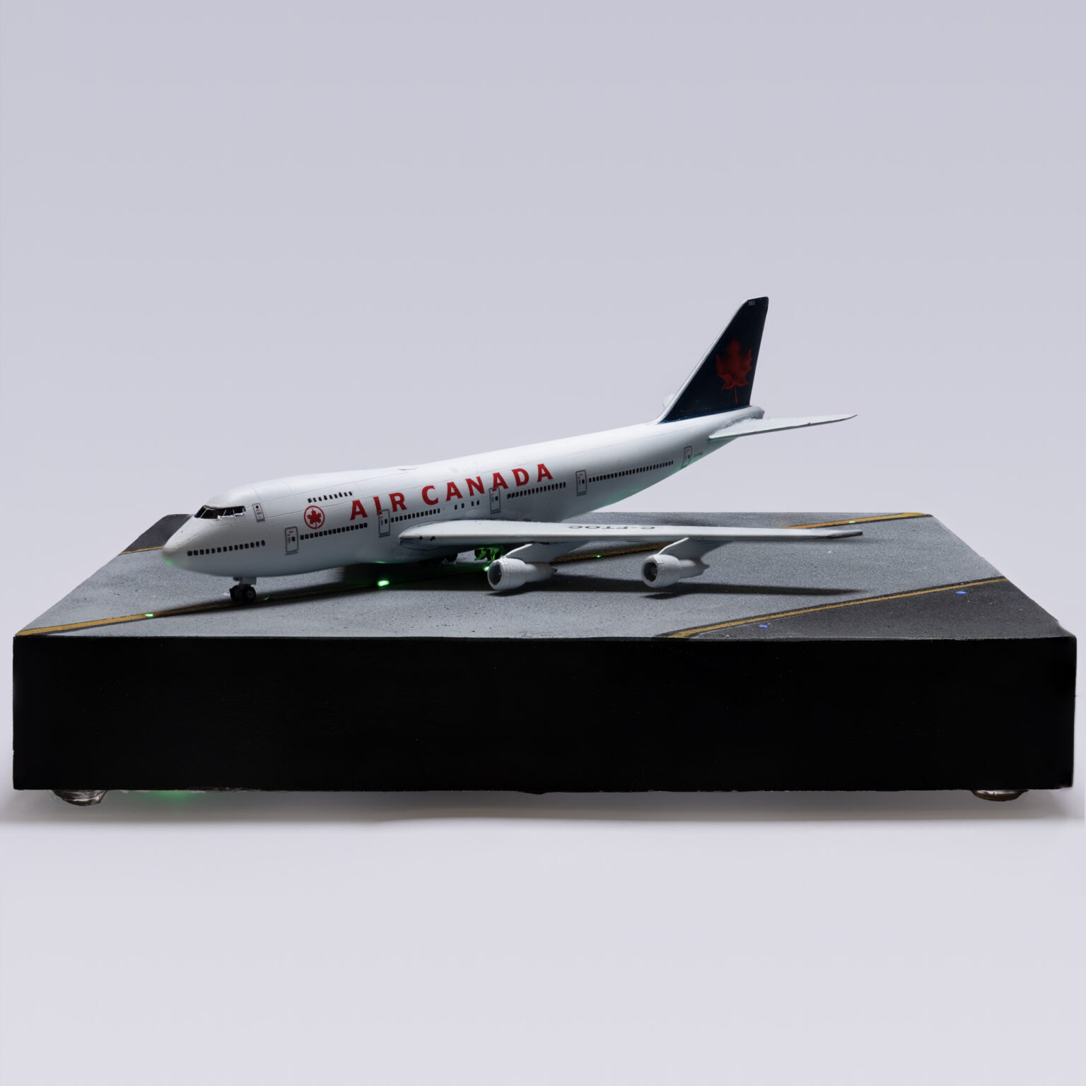 Modell der Boeing 747-200 von Air Canada in Seitenansicht auf beleuchtetem Diorama