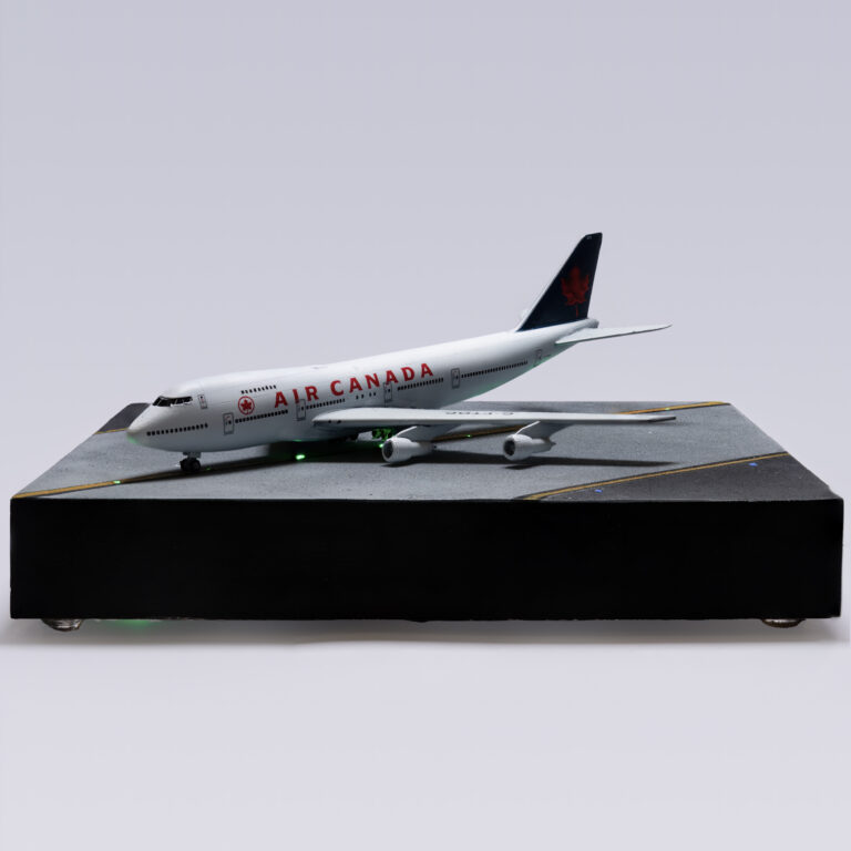 Modell der Boeing 747-200 von Air Canada in Seitenansicht auf beleuchtetem Diorama