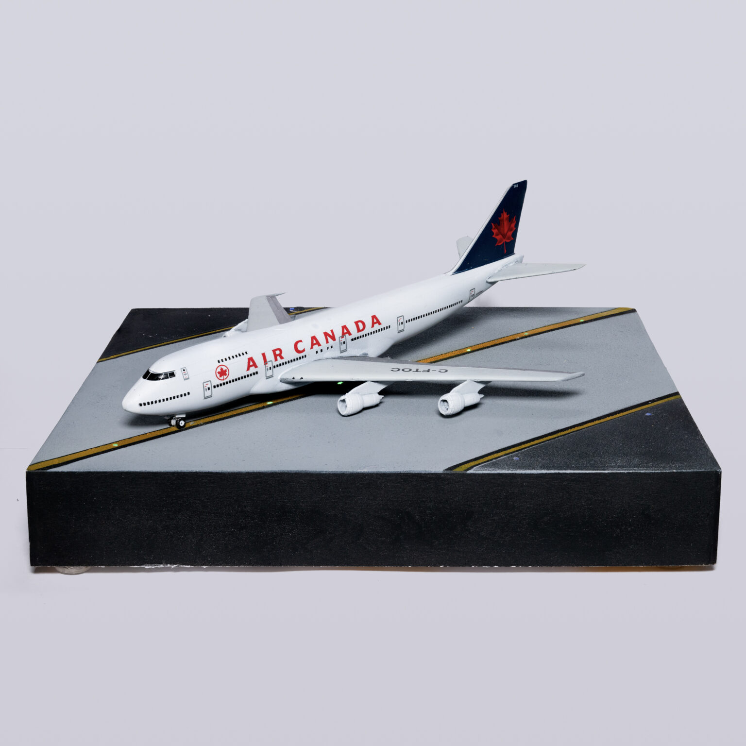 Boeing 747-200 Air Canada als Modell in schräger Frontansicht auf dem Rollbahn-Diorama