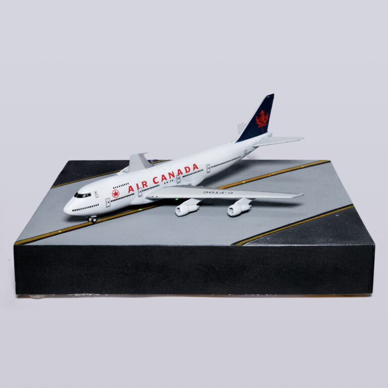 Boeing 747-200 Air Canada als Modell in schräger Frontansicht auf dem Rollbahn-Diorama