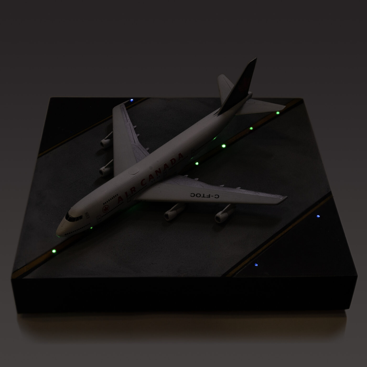 Boeing 747-200 Air Canada Modell von schräg oben bei eingeschalteter Diorama-Beleuchtung