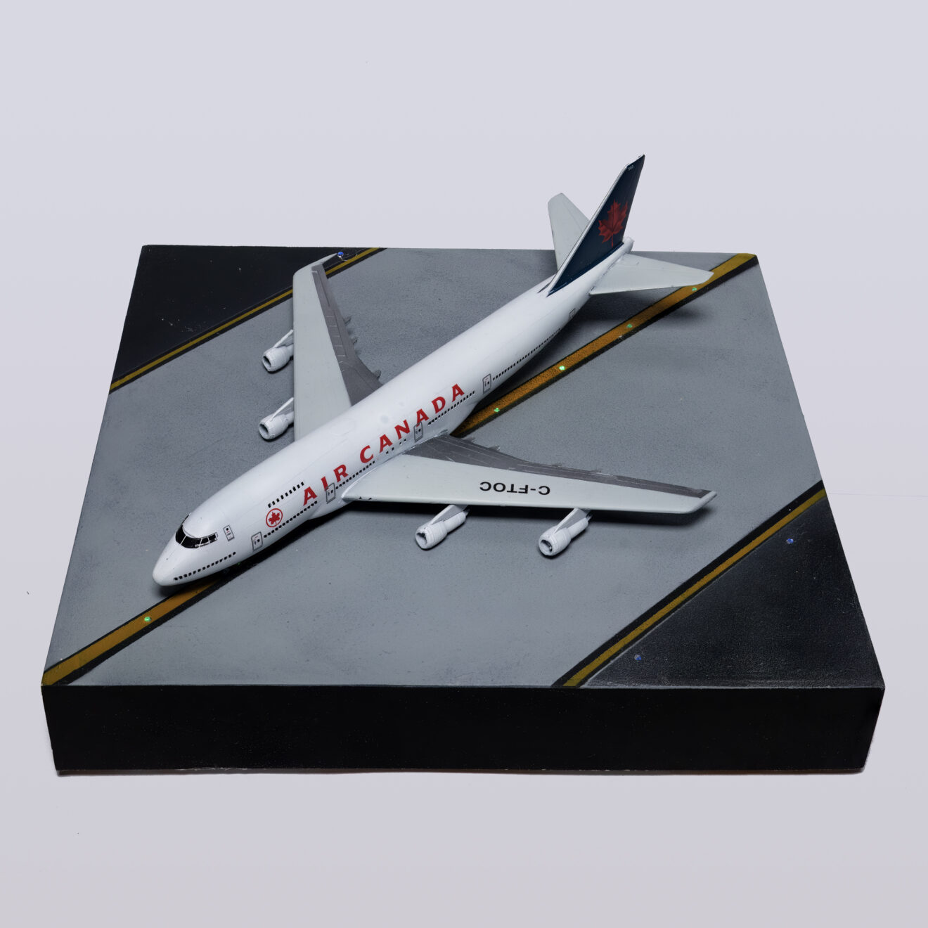 Boeing 747-200 Air Canada Modell von schräg oben auf dem Rollbahn-Diorama bei Tag