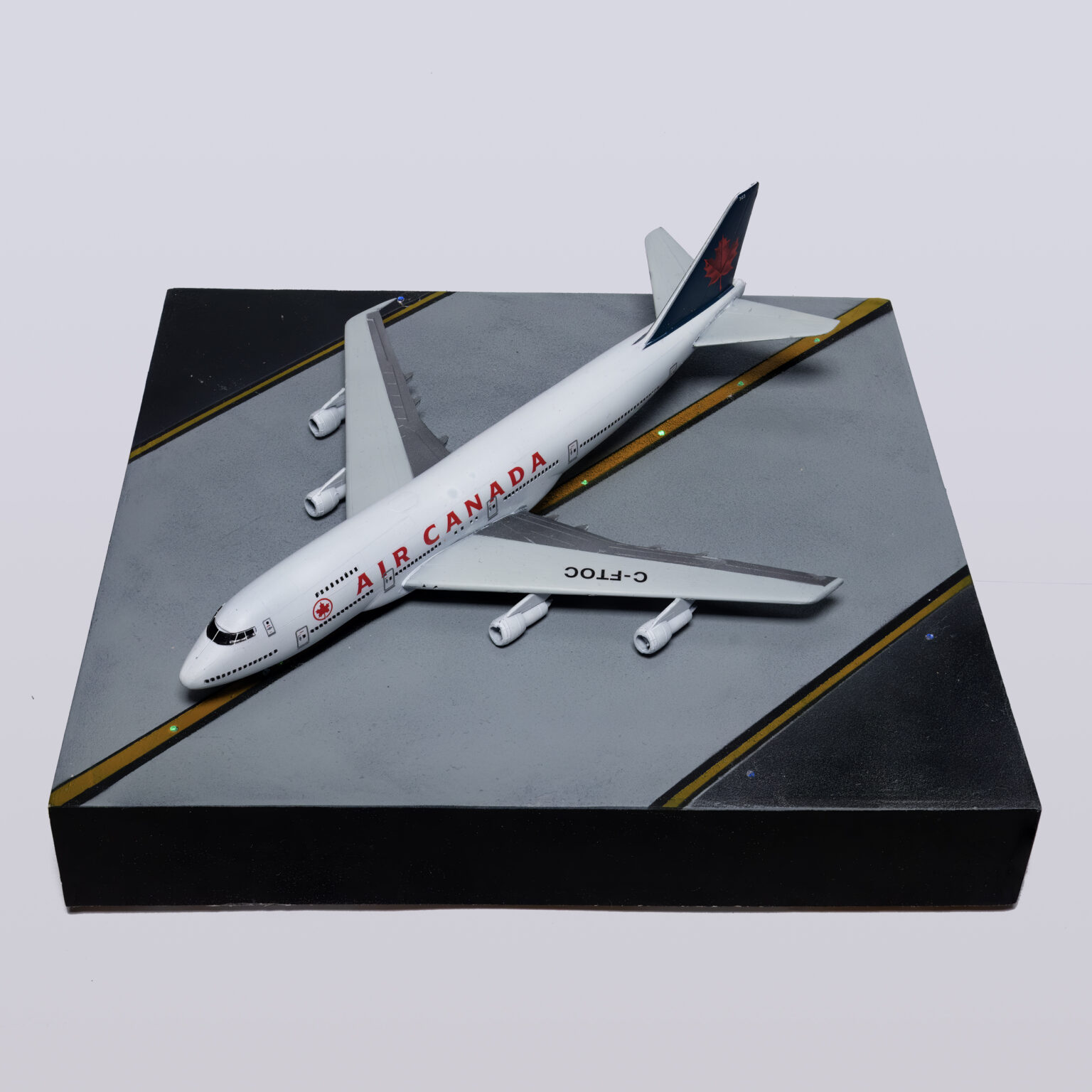 Boeing 747-200 Air Canada Modell von schräg oben auf dem Rollbahn-Diorama bei Tag