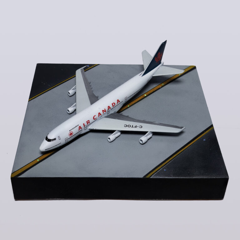 Boeing 747-200 Air Canada Modell von schräg oben auf dem Rollbahn-Diorama bei Tag