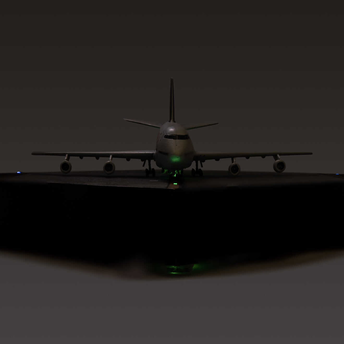 Boeing 747-200 Air Canada Modell frontal bei Nacht mit grünem Positionslicht