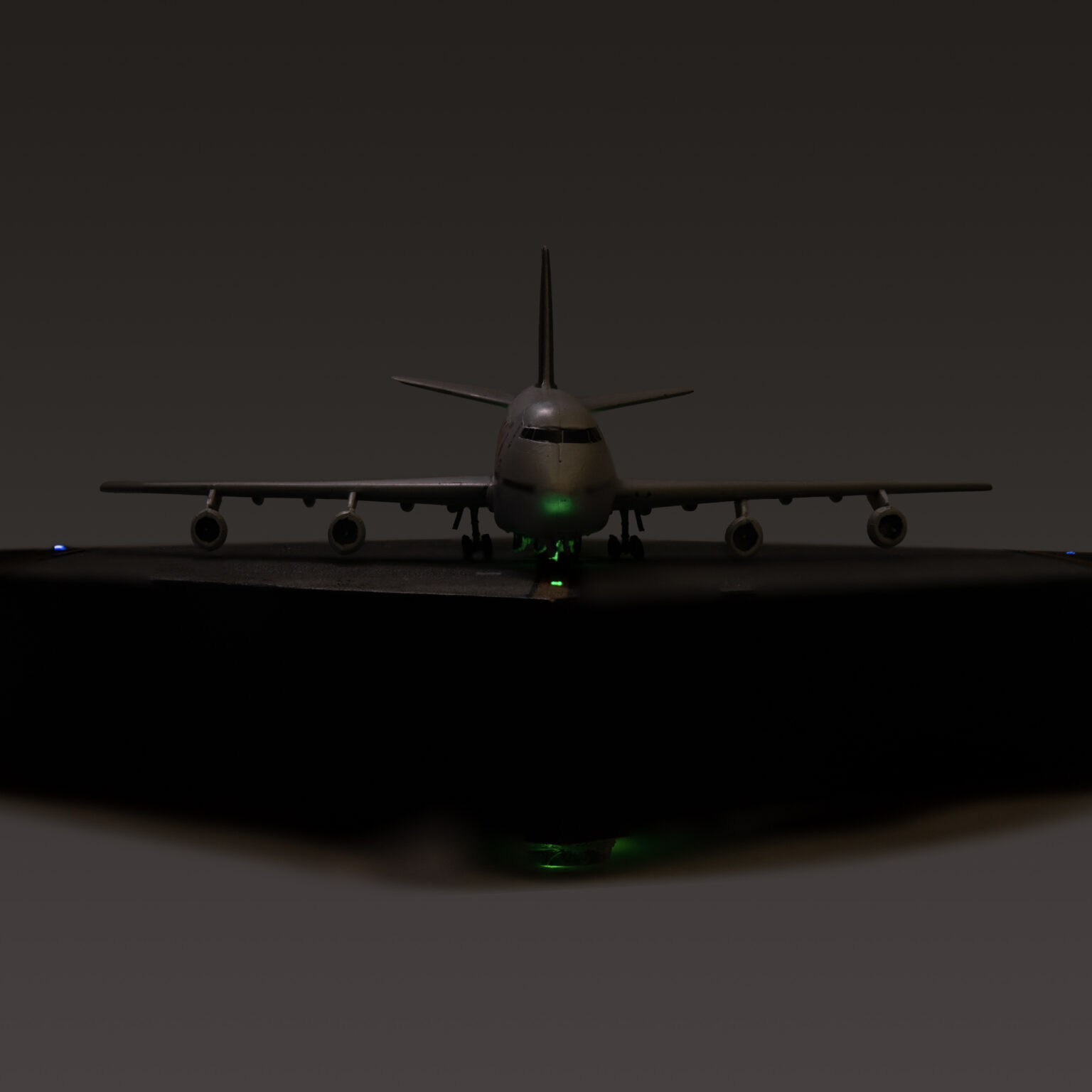 Boeing 747-200 Air Canada Modell frontal bei Nacht mit grünem Positionslicht