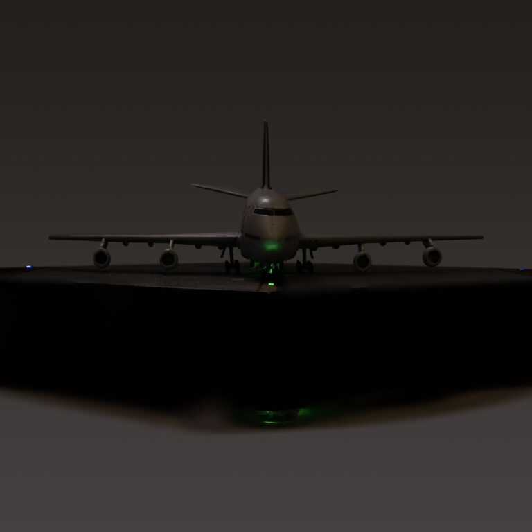Boeing 747-200 Air Canada Modell frontal bei Nacht mit grünem Positionslicht