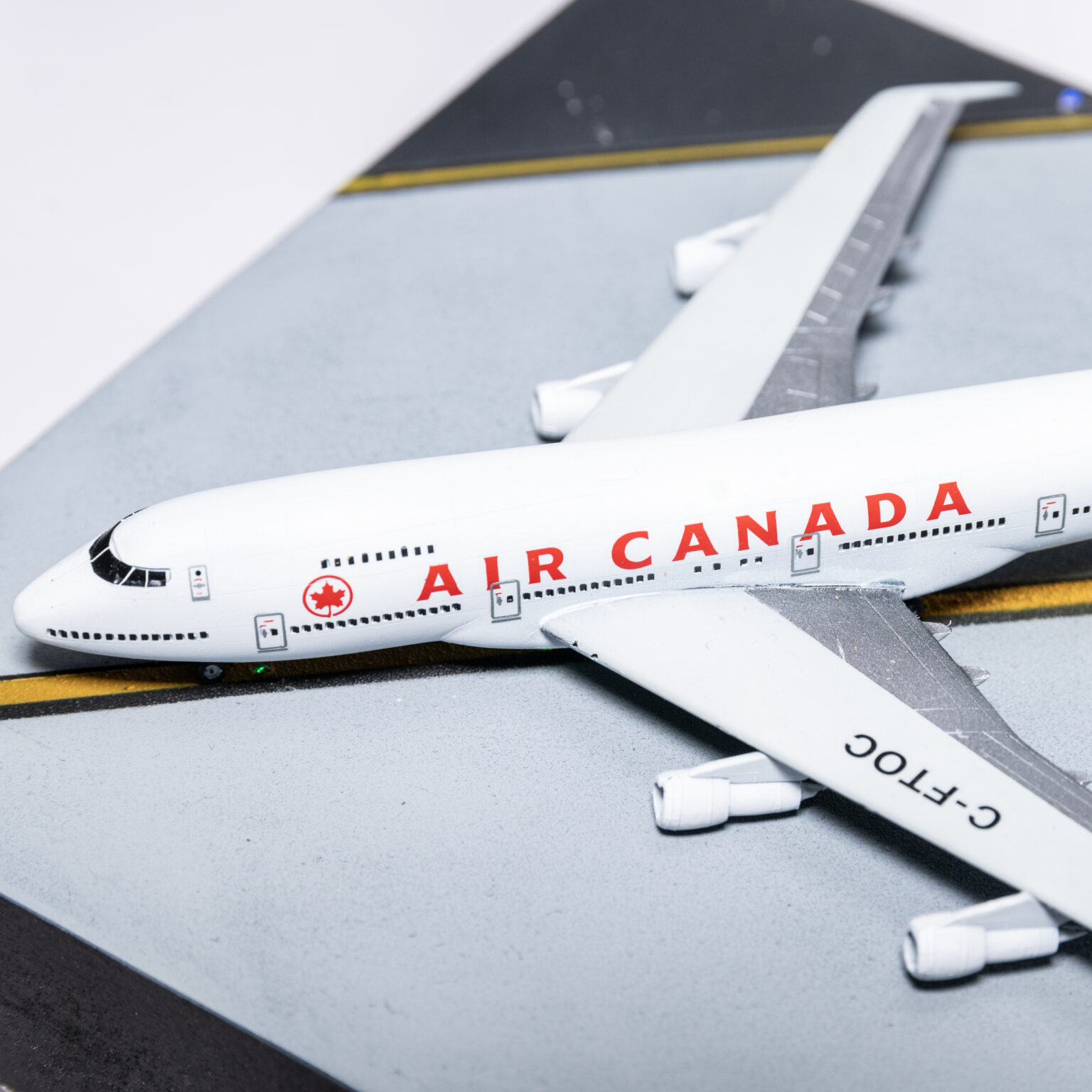Nahaufnahme von Bug und Rumpf des Boeing-747-200-Modells mit Air-Canada-Schriftzug