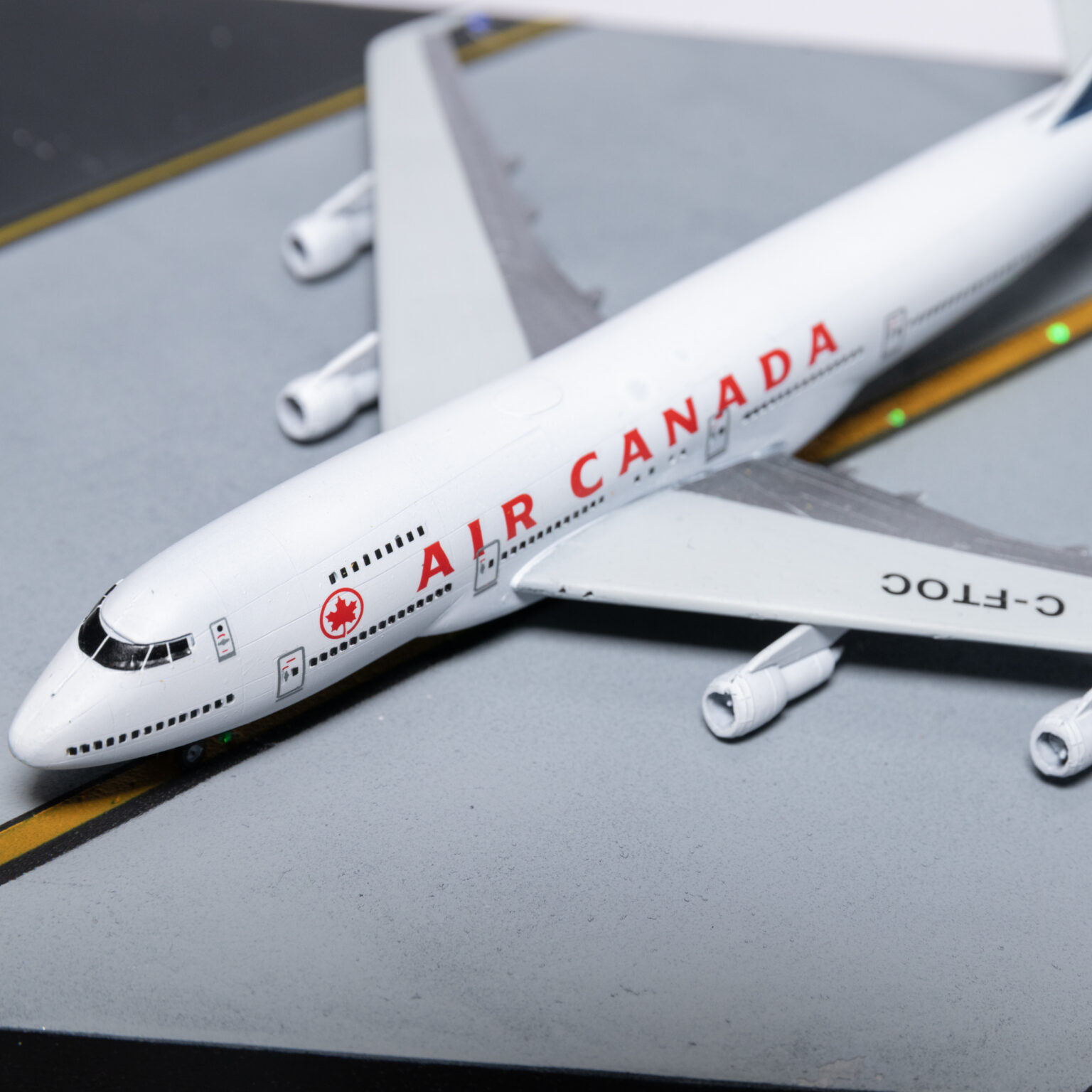 Detailansicht des Boeing-747-200-Modells von Air Canada mit Bug und Tragflächenwurzel