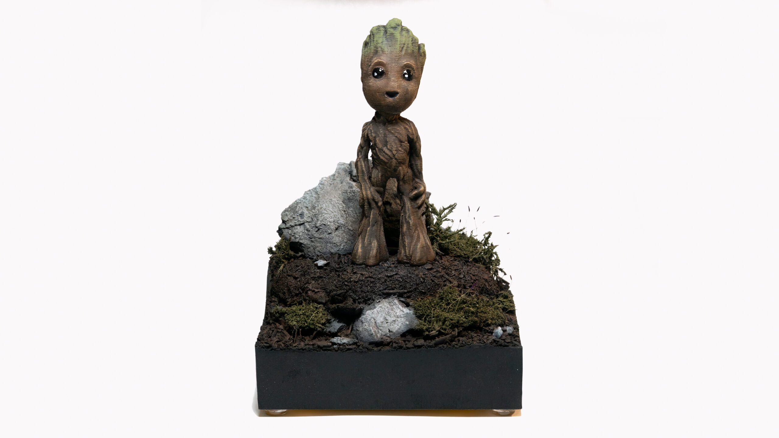 Bemalte 3D-Druck-Figur von Baby Groot auf einem Diorama-Sockel vor weißem Hintergrund, Marvel