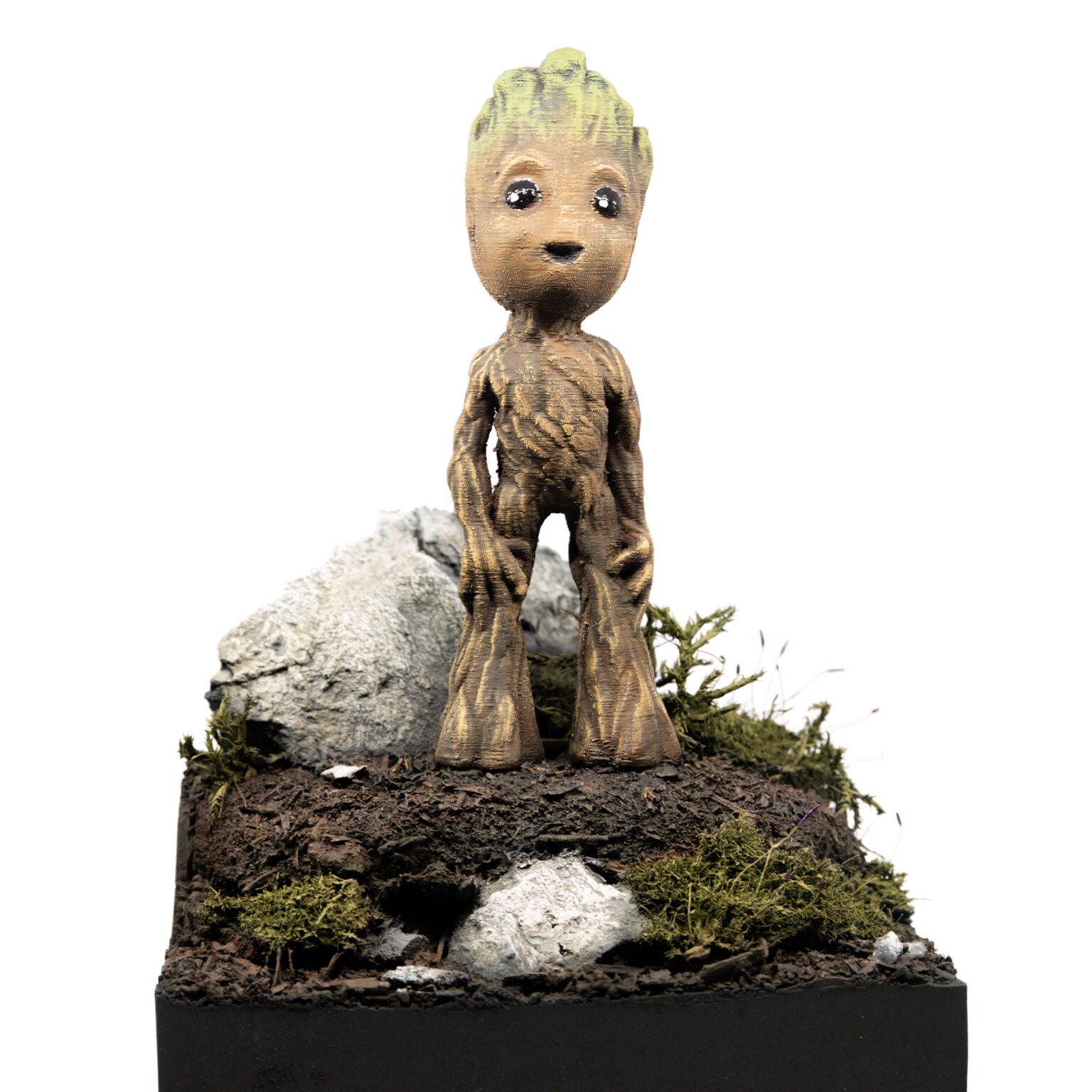 Bemalte 3D-Druck-Figur von Baby Groot frontal auf einem Erddiorama, Marvel