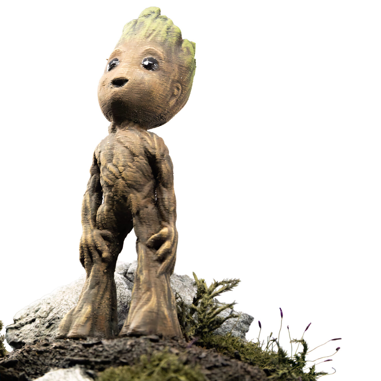 Bemalte 3D-Druck-Figur von Baby Groot auf einem Stein in Untersicht, Marvel