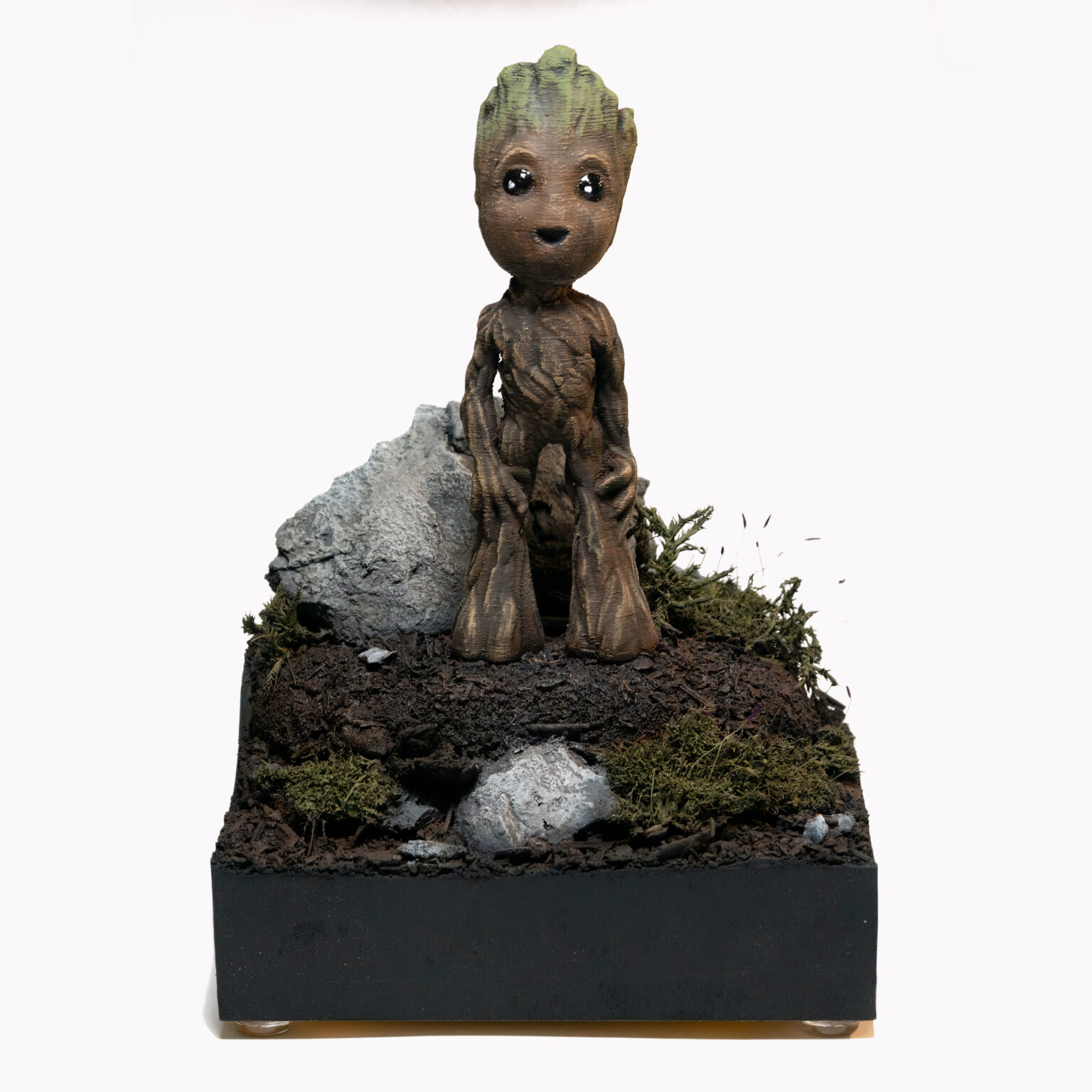 Bemalte 3D-Druck-Figur von Baby Groot auf Diorama-Sockel mit Stein und Moos, Marvel