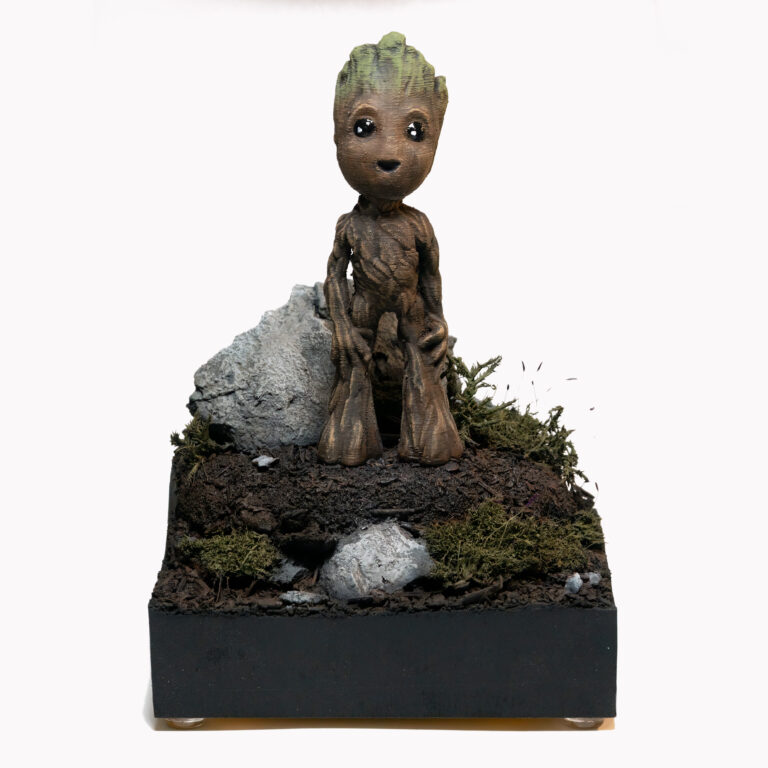 Bemalte 3D-Druck-Figur von Baby Groot auf Diorama-Sockel mit Stein und Moos, Marvel