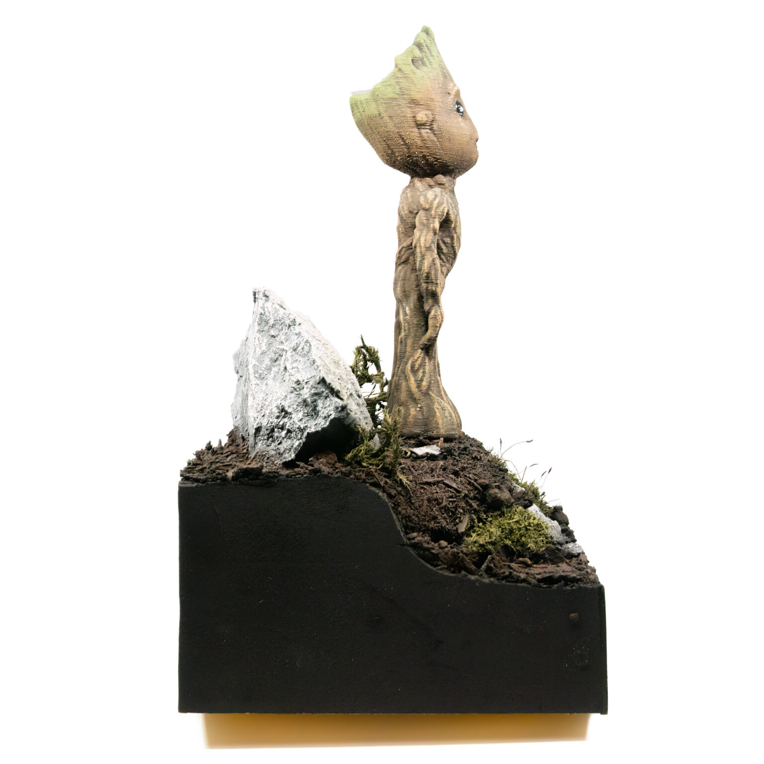 Bemalte 3D-Druck-Figur von Baby Groot in Seitenansicht auf einem Diorama-Sockel