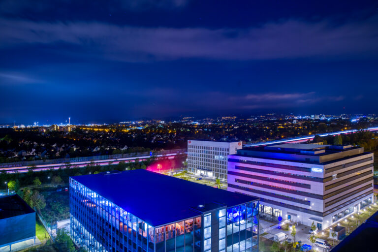 Ghost Tower Bürogebäude bei Nacht