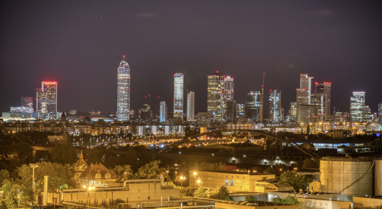 Ghost Tower Skyline bei Nacht