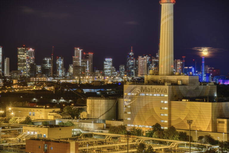Ghost Tower Skyline mit Heizkraftwerk