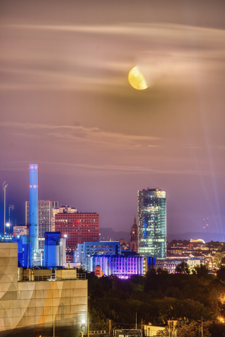 Ghost Tower Skyline mit Mond