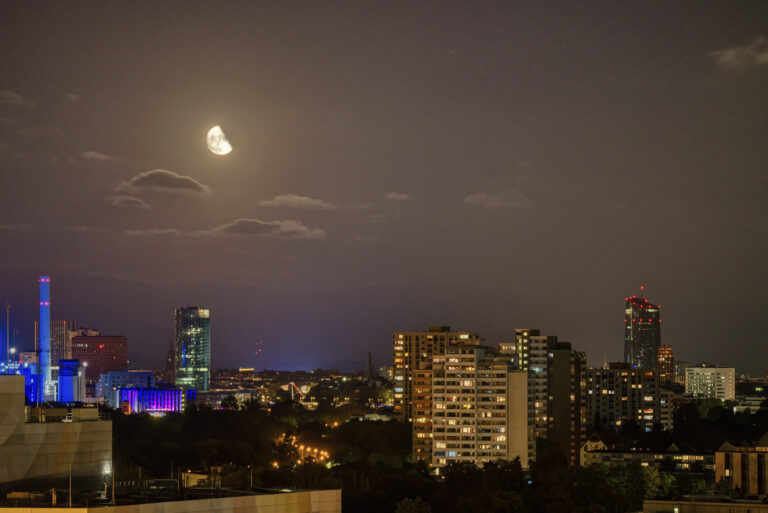 Ghost Tower Mond über der Stadt