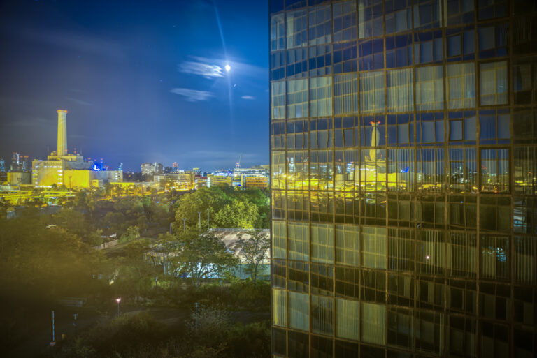 Ghost Tower Fassade mit Mond