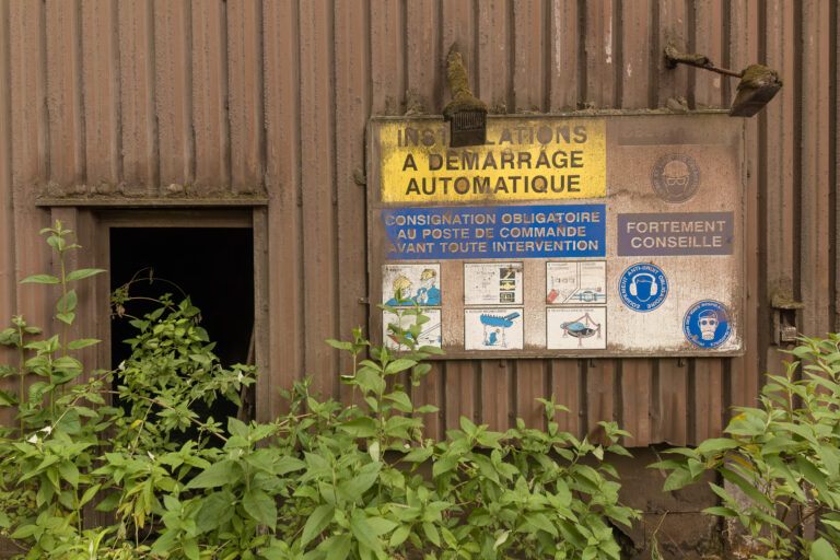 Stahlwerk HFB Warnschilder