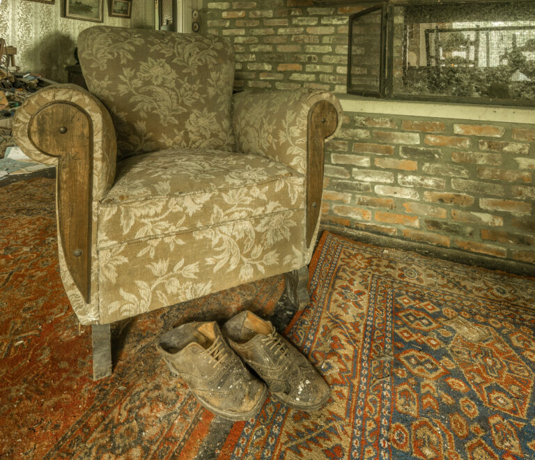 Maison Limmi Sessel mit Schuhen