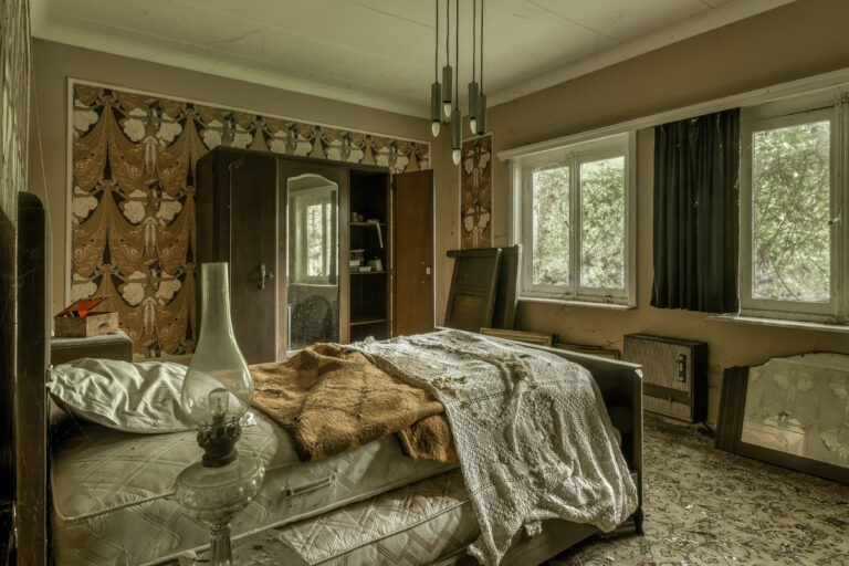 Maison Limmi Schlafzimmer mit Öllampe