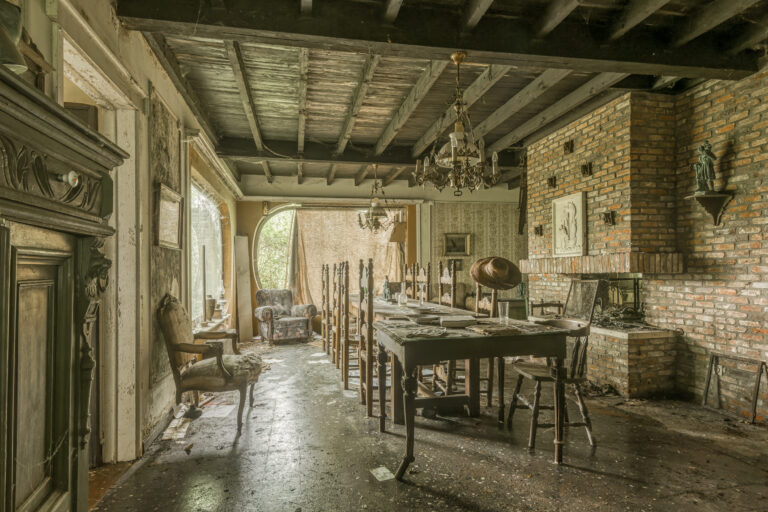 Maison Limmi Esszimmer mit Hut