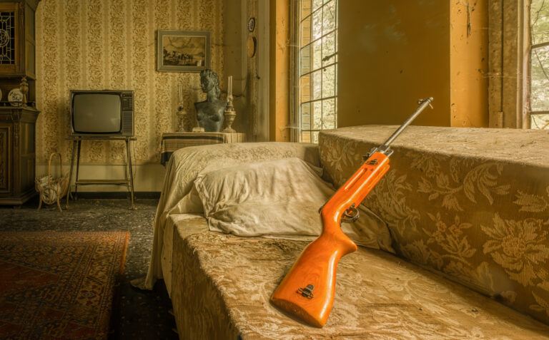 Maison Limmi Schlafzimmer mit Gewehr
