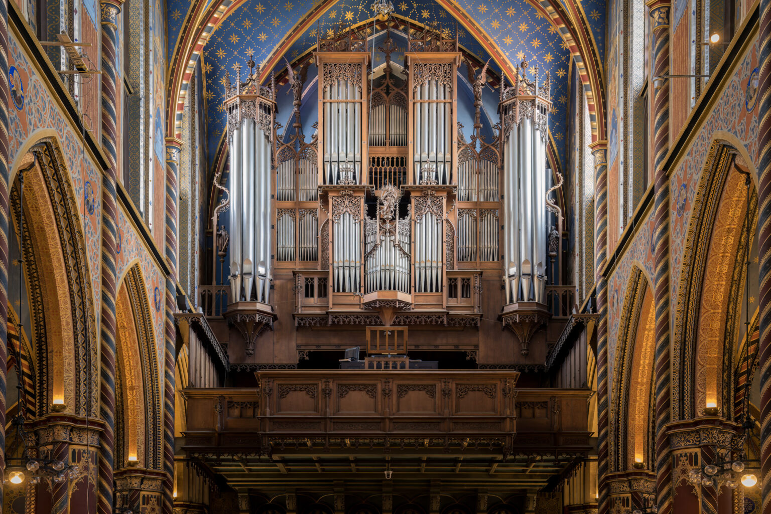 Orgelempore der Marienbasilika in Kevelaer mit großer Orgel unter dem Sterngewölbe