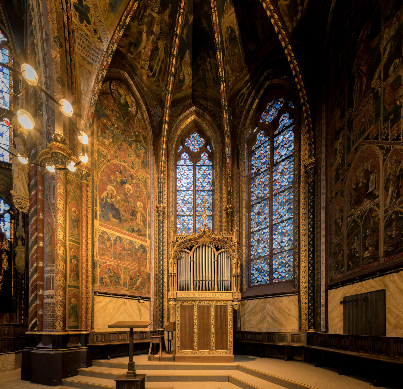 Andachtskapelle der Marienbasilika in Kevelaer mit kleiner Orgel und Wandmalereien