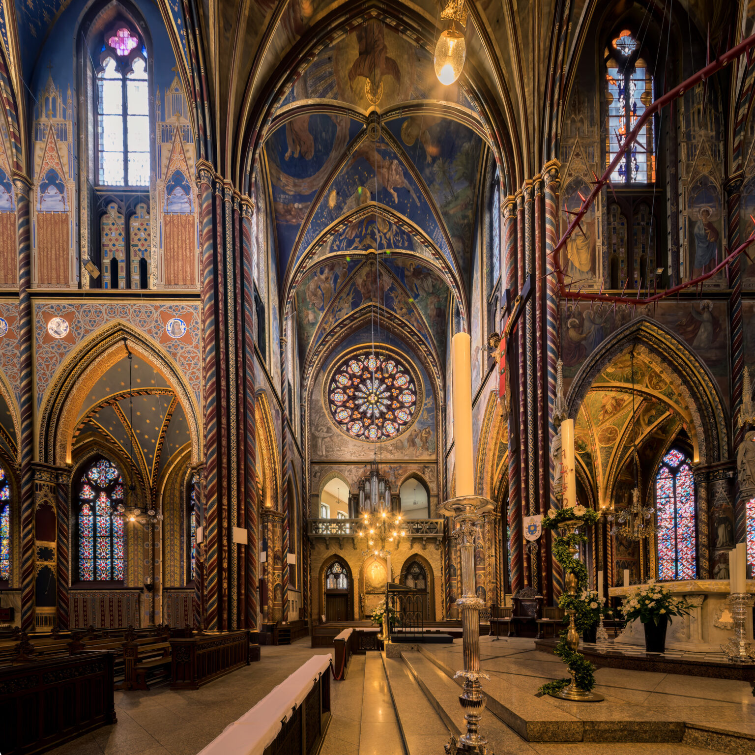 Vierung der Marienbasilika in Kevelaer mit Rosettenfenster und Wandmalereien