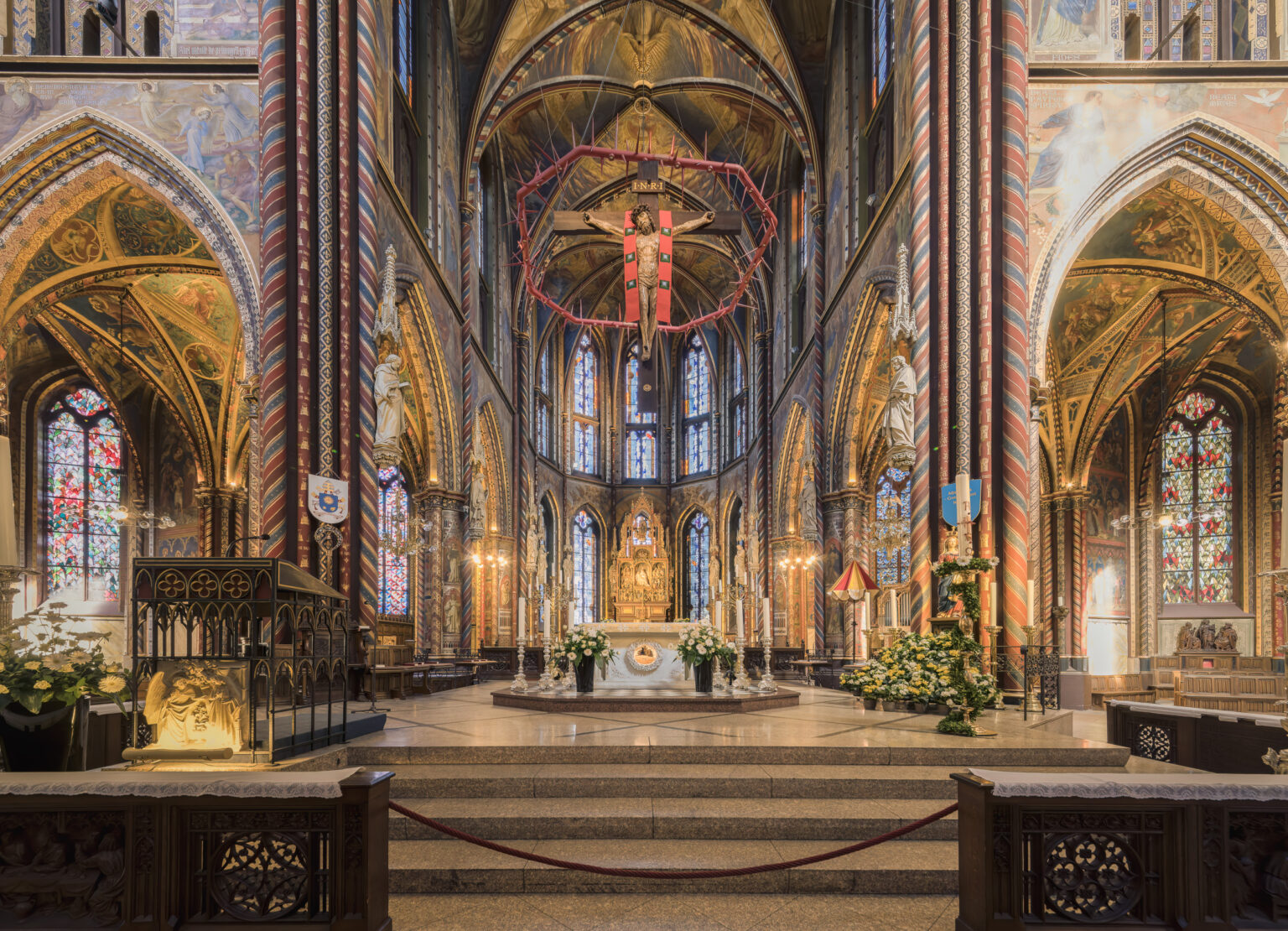 Chorraum der Marienbasilika in Kevelaer mit Triumphkreuz und Hochaltar