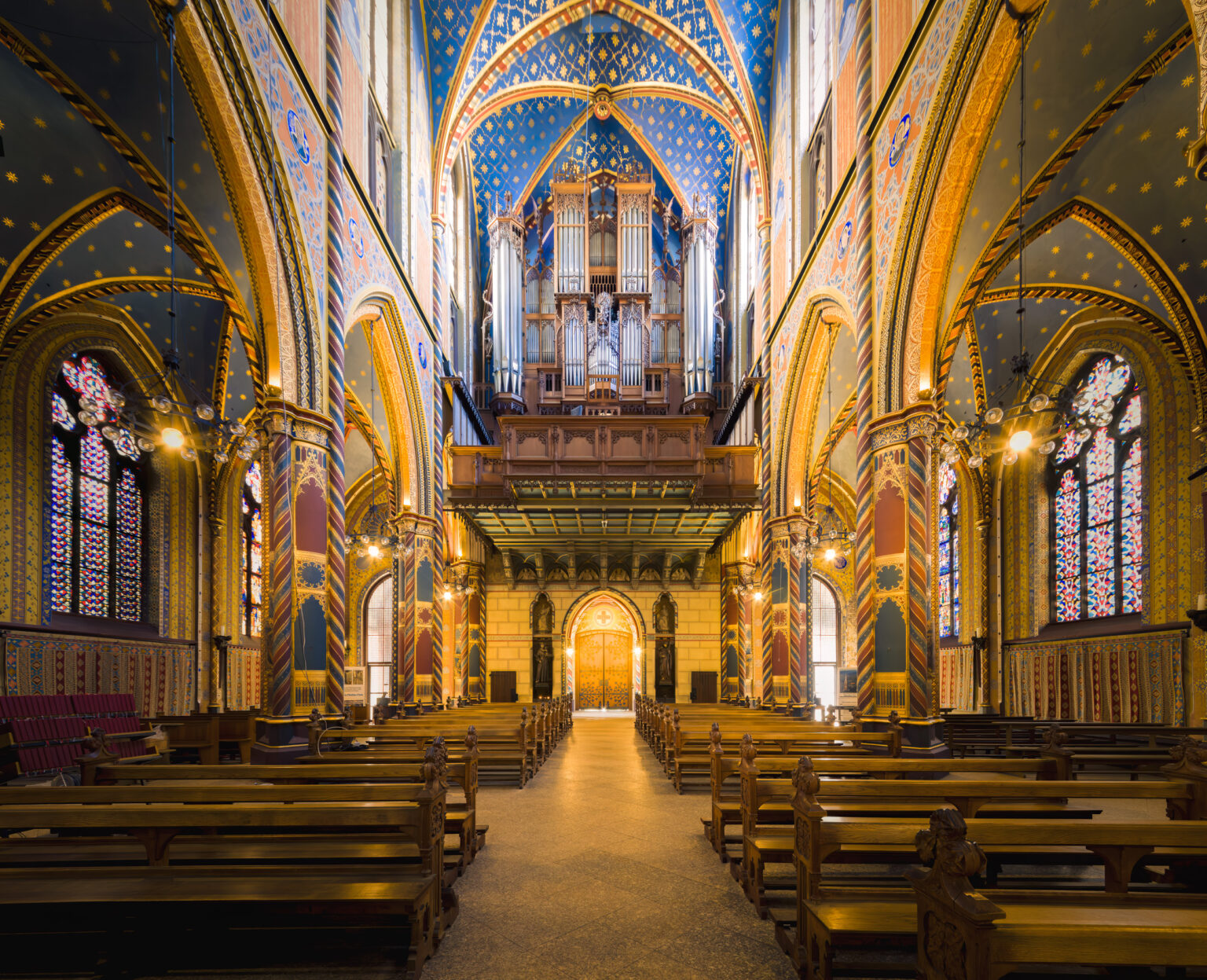 Langhaus der Marienbasilika in Kevelaer mit Blick zur Orgel unter dem Sterngewölbe