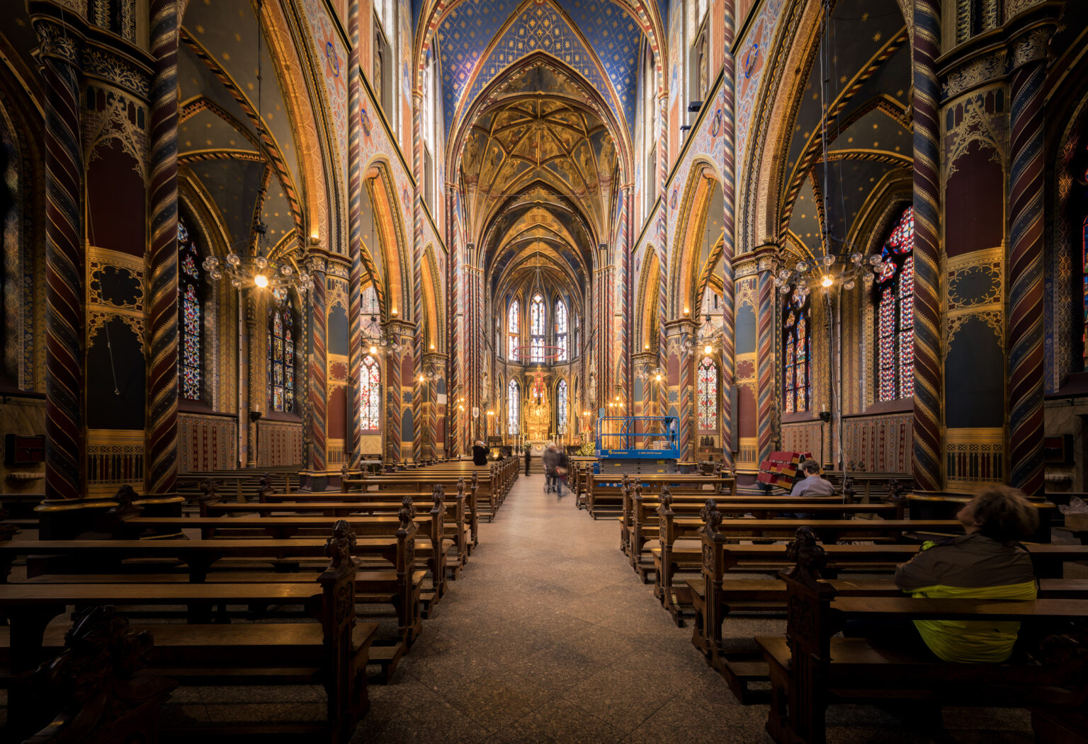 Langhaus der Marienbasilika in Kevelaer mit Säulen und farbigen Glasfenstern