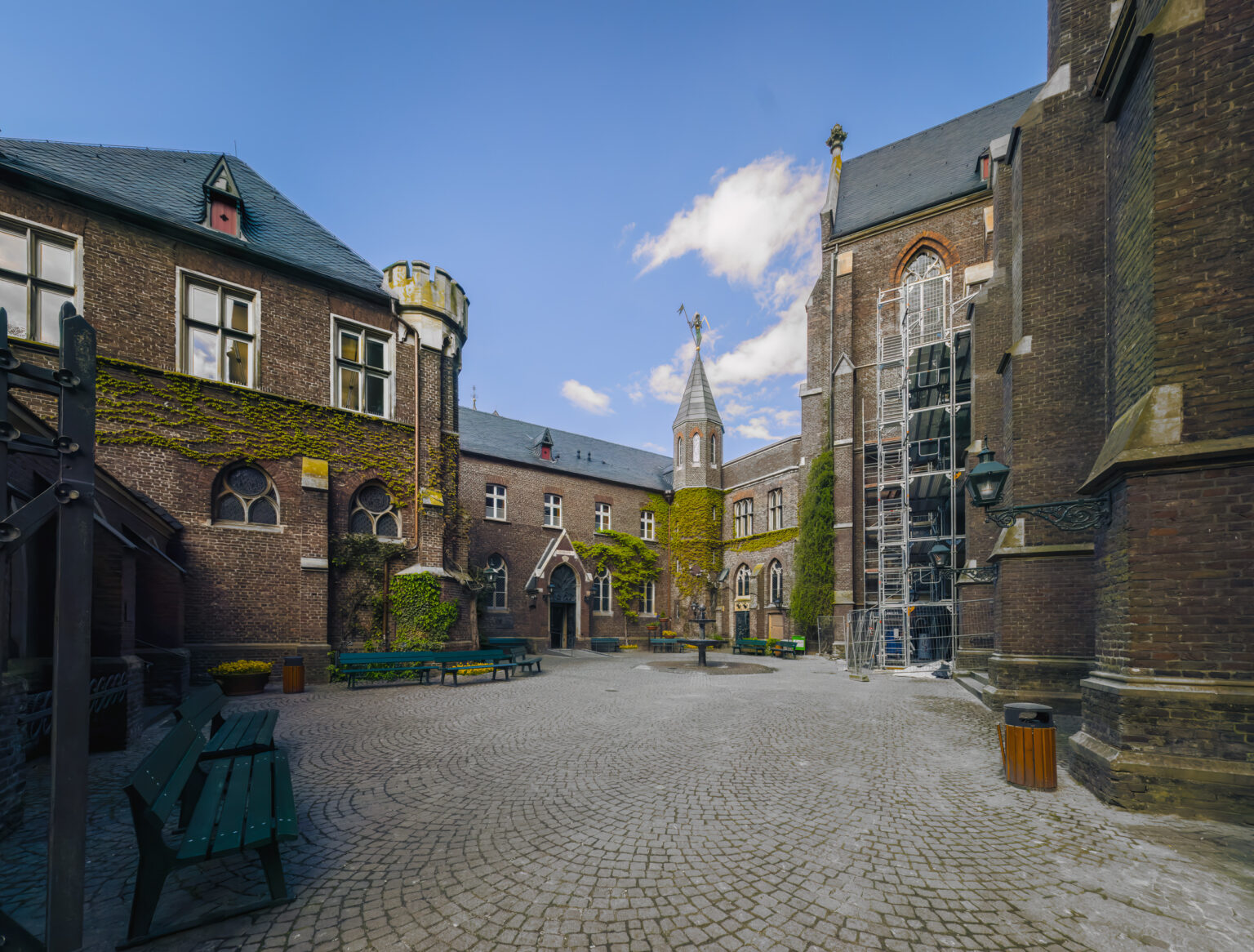 Innenhof der Marienbasilika in Kevelaer mit Backsteingebäuden und Efeu